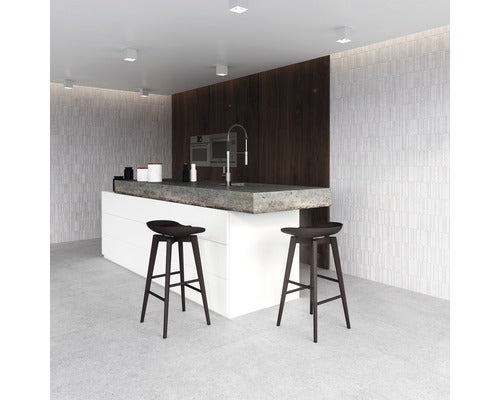 Küchenszene mit Kücheninsel, Barhockern und Einbauschränken