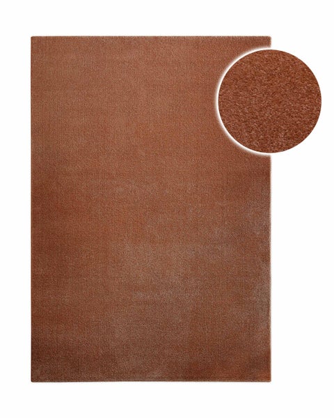 Rechteckiger brauner Kurzflor-Teppich mit Detailansicht der Oberflächenstruktur.