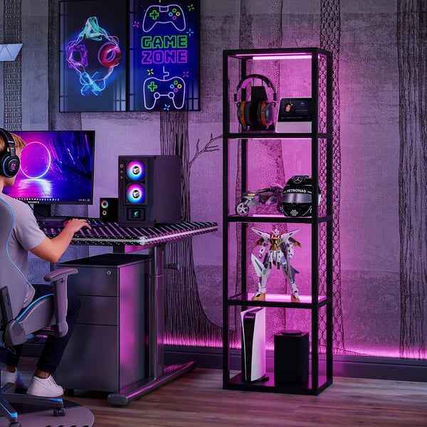 Modernes Gaming-Zimmer mit Schreibtisch, PC und Gaming-Stuhl. Schwarzes Metallregal mit beleuchteten Glasböden und Sammlerstücken. Hell beleuchtet.