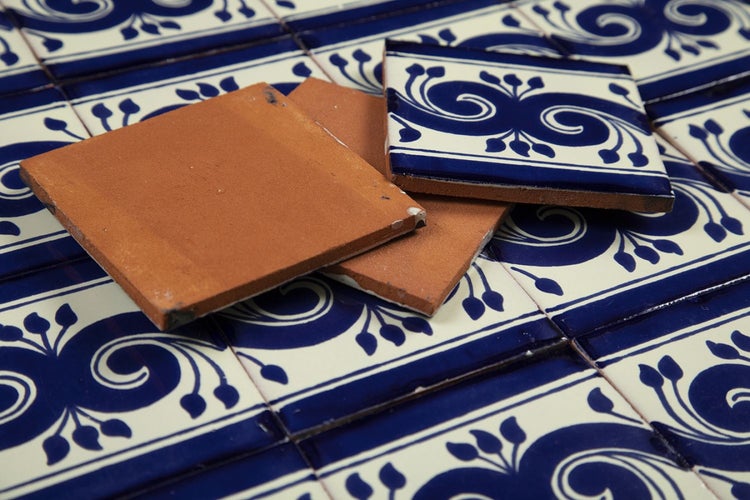 Keramikfliesen mit blau-weißem Muster