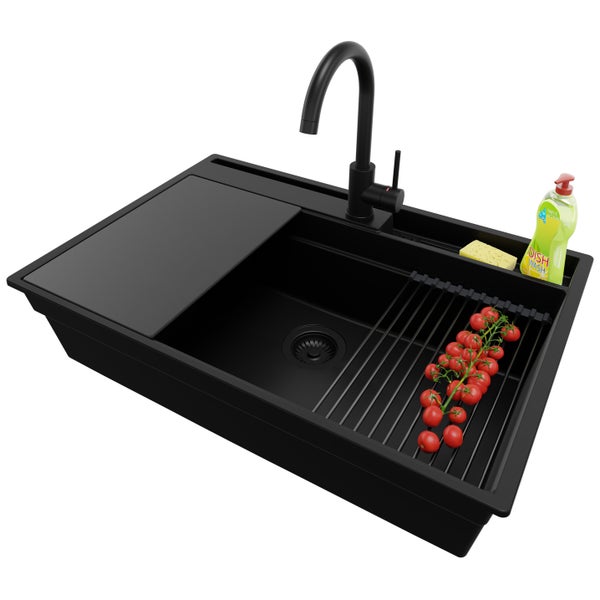 Spüle mit Armatur, Abtropfgestell, Schneidebrett, Spülmittel und Schwamm