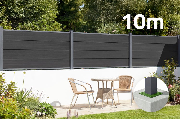 Sichtschutzzaun aus Verbundwerkstoff auf einer Mauer im Garten mit Sitzgruppe und Detailansicht der Pfostenmontage auf Beton. Gesamtlänge 10 Meter.