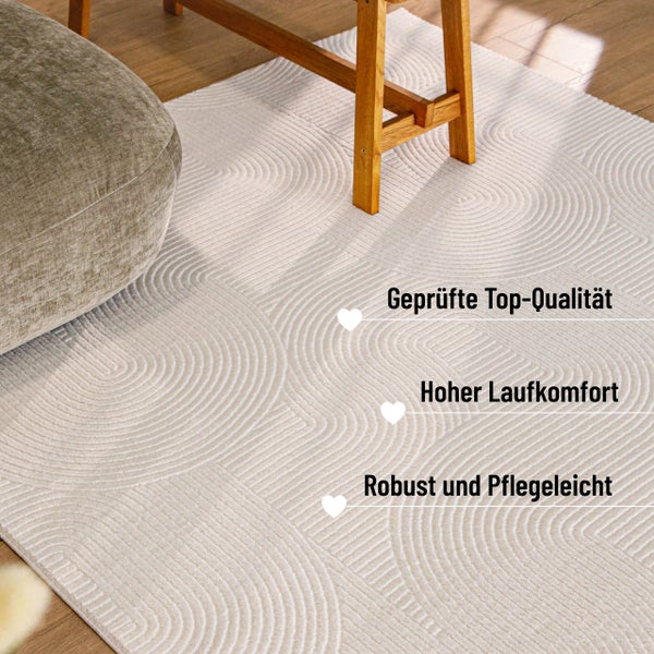 Kurzfloriger Teppich mit strukturiertem Bogenmuster neben einem Holzhocker, robust, pflegeleicht, hoher Laufkomfort und geprüfte Qualität.