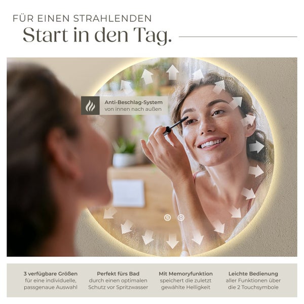 Frau vor beleuchtetem Spiegel mit Antibeschlagsystem im Badezimmer