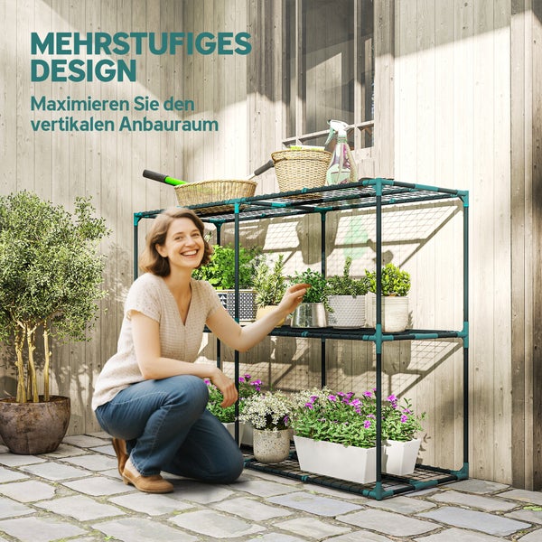 Dreistöckiges Pflanzenregal aus Metall für den Außenbereich mit verschiedenen Pflanztöpfen und Gartenutensilien auf einer Steinterrasse.
