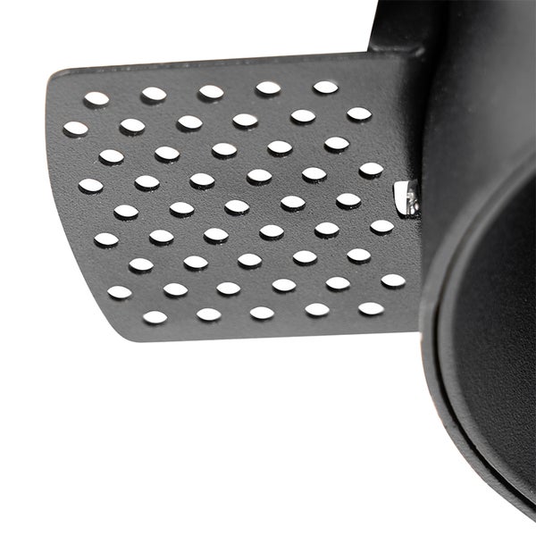 Detail eines schwarzen perforierten Metallelements an einem runden Rohr.