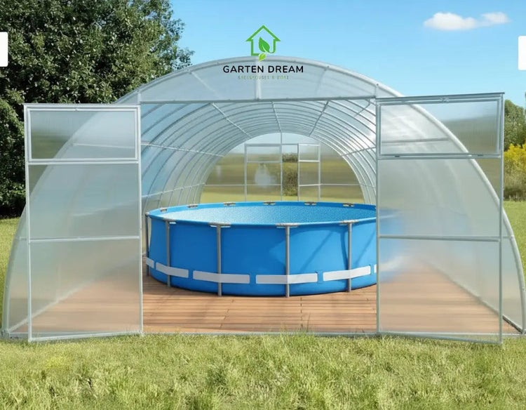 Garten Dream Logo. Poolüberdachung aus Polycarbonat in Rundbogenform mit Metallrahmen und Doppeltür, im Inneren ein Rundpool auf einem Holzdeck.