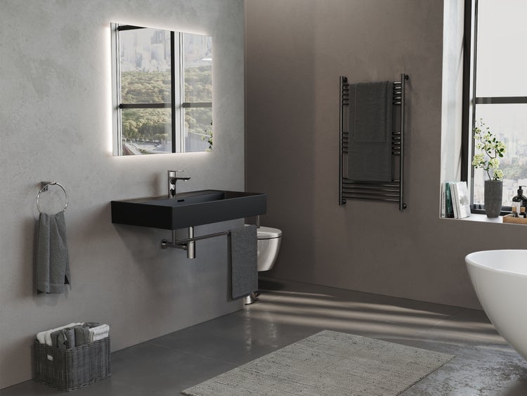 Modernes Badezimmer mit beleuchtetem Spiegel, schwarzem Waschtisch, Handtuchwärmer und Badewanne.