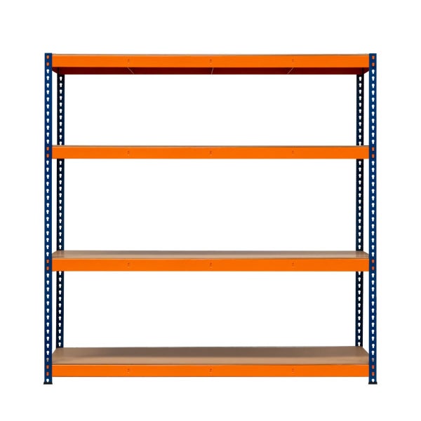 Regal mit vier Ebenen, Werkzeug und Aufbewahrungsboxen in einem Lagerraum