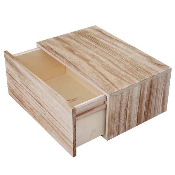 Holzkiste mit offener Schublade