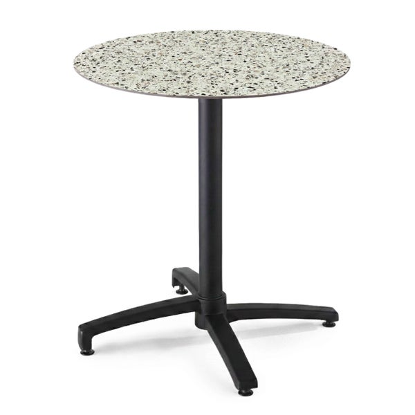 Runder Bistrotisch mit einer Tischplatte in Terrazzo-Optik und einem schwarzen Mittelfuß aus Metall mit vier Auslegern.