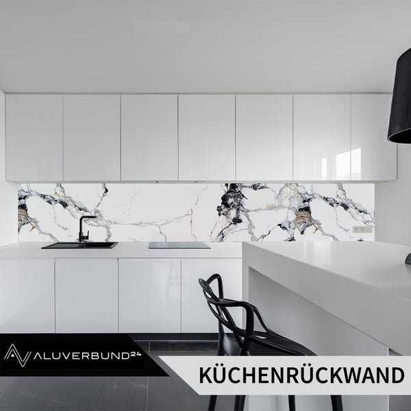 Küchenrückwand mit Marmoroptik in einer modernen weißen Küche.