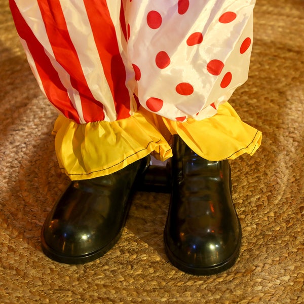 Clownschuhe aus Kunststoff mit gemusterter Hose als Kostümzubehör