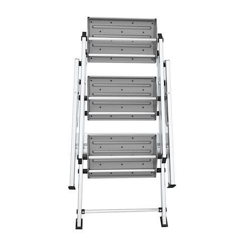 Aluminium Klapptritt mit drei Stufen und rutschfester Trittfläche für sicheren Stand bei Haushaltsarbeiten.