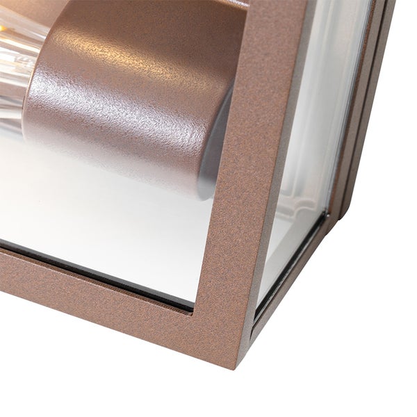 Nahaufnahme einer Außenleuchte mit braunem, strukturiertem Metallrahmen, Glas und sichtbarem Leuchtmittel.