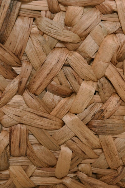 Nahaufnahme von geflochtenem Naturfasermaterial aus Wasserhyazinthe.