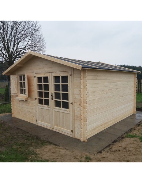 Gartenhaus aus Holz mit Doppeltür und Fenster in Blockbohlenbauweise auf gepflastertem Fundament.