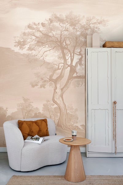 Wohnzimmer mit Tapete, Sessel, Beistelltisch und Schrank