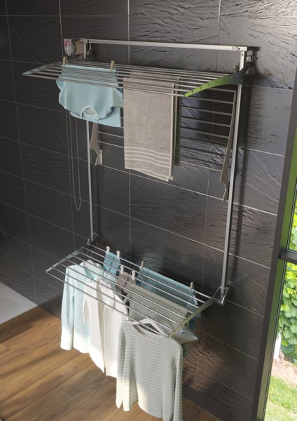 Wandwäschetrockner mit aufgehängter Wäsche in einem Badezimmer