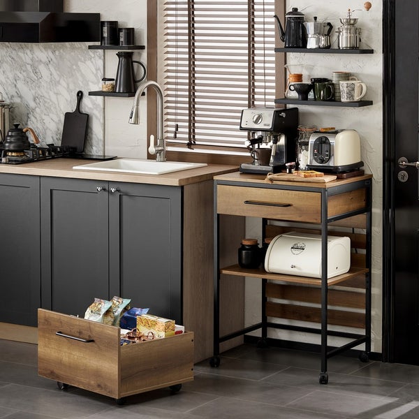 Küchenszene mit Küchenschrank, Küchenwagen und Schubladenbox auf Rollen für zusätzlichen Stauraum