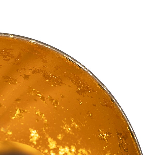 Detailaufnahme einer goldenen Schale