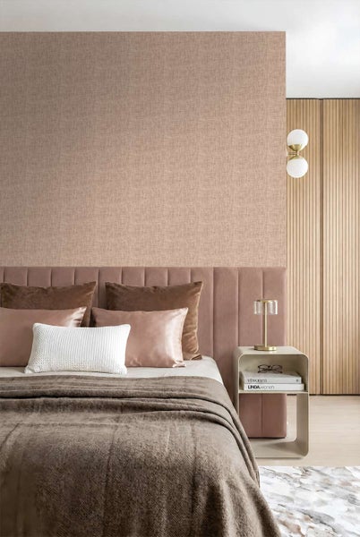 Modernes Schlafzimmer mit texturierter Tapete, gepolstertem Kopfteil und stilvoller Beleuchtung in einer harmonischen, eleganten Einrichtung.