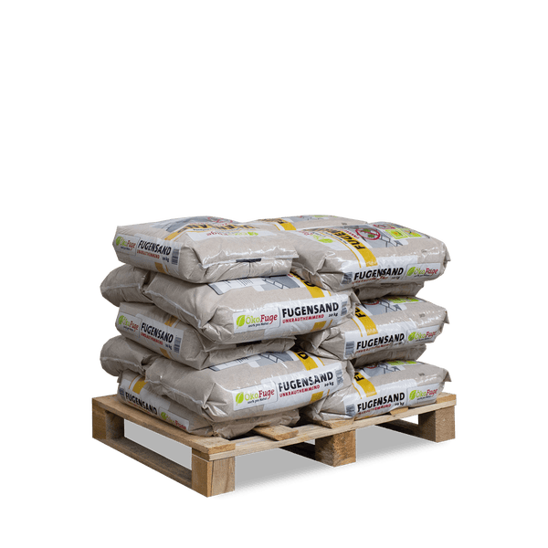Mehrere 20 Kilogramm Säcke unkrauthemmender ÖkoFuge Fugensand auf einer Holzpalette gestapelt.