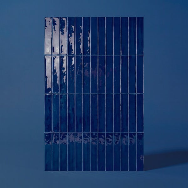 Rechteckige Wandfliesen in Hochformat-Anordnung mit glänzender, welliger Oberfläche.