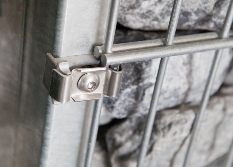 Detailansicht einer Gabione mit Verbindungselementen und Steinfüllung