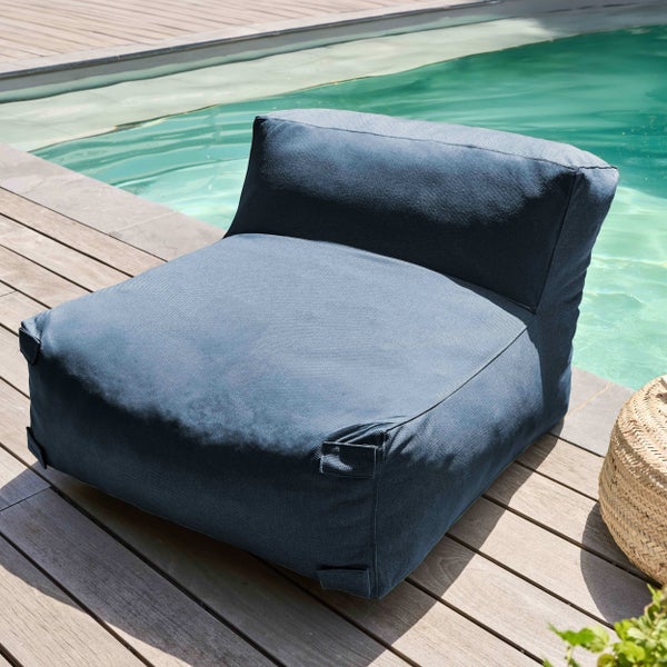 Blauer Sitzsack als Loungesessel auf einer Holzterrasse am Pool.