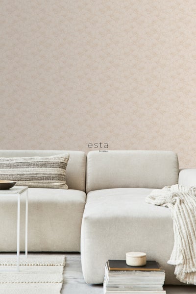 Wohnzimmer mit beiger Tapete mit Fächermuster und beigem Sofa