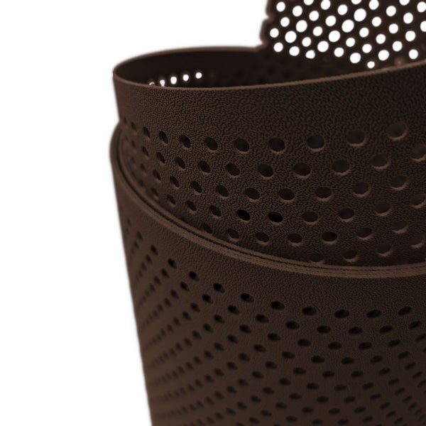 Nahaufnahme einer perforierten braunen Beetumrandung aus Kunststoff