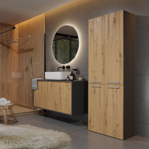 Modernes Badezimmer mit Waschtisch, Spiegel, Hochschrank und Dusche