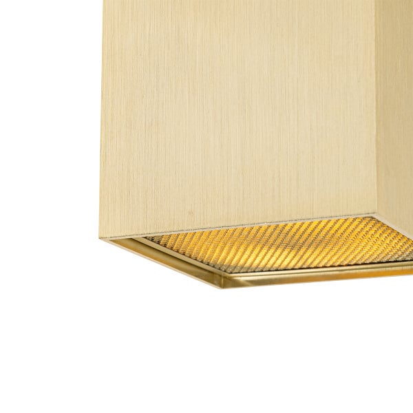 Nahaufnahme einer eckigen Deckenleuchte mit Textilschirm