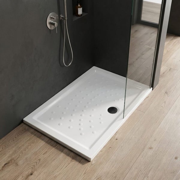 Rechteckige Duschwanne mit Antirutsch-Oberfläche in einem modernen Badezimmer mit dunklen Wänden und Boden in Holzoptik.