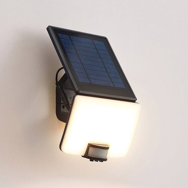 Solar-LED-Wandstrahler mit integriertem Solarpanel und Bewegungsmelder für den Außenbereich.