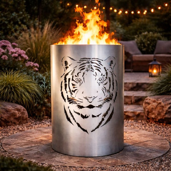 Feuerstelle aus Metall mit Tigergesicht-Design im Garten mit Feuer