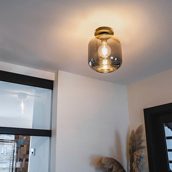Deckenleuchte mit Glaskörper und goldfarbener Fassung