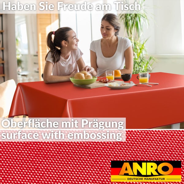 Eine Mutter und ihre Tochter sitzen an einem Esstisch mit einer roten Tischdecke mit Prägung und dem ANRO Deutsche Manufaktur Logo.