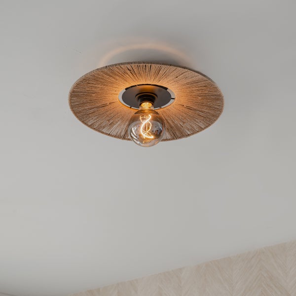 Runde Deckenleuchte mit Schirm aus gewebtem Seil und sichtbarem Leuchtmittel.