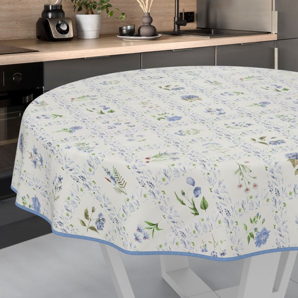 Runde Tischdecke mit floralem Muster auf einem Küchentisch
