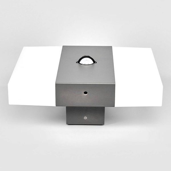 Moderne Außenwandleuchte mit Bewegungsmelder, graues Metallgehäuse und weiße Kunststoffabdeckungen.