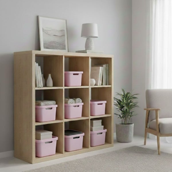 Regal mit neun Fächern und Aufbewahrungsboxen im Wohnzimmer