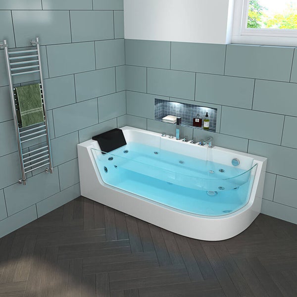 Moderne Whirlpool Badewanne mit Glasfront und integrierter Nische in einem gefliesten Badezimmer mit Handtuchheizkörper.