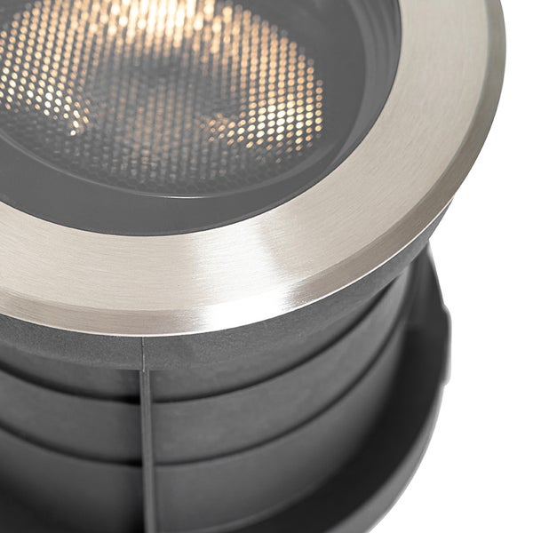 Nahaufnahme einer runden LED-Boden-Einbauleuchte mit Edelstahlring und strukturierter Glaslinse.