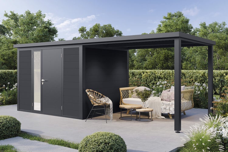 Modernes Gartenhaus mit integriertem überdachtem Sitzbereich, Flachdach, Tür mit Glaseinsatz und Lounge Mobiliar auf einer Terrasse.