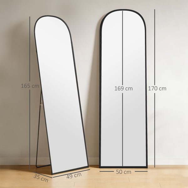 Innenaufnahme eines Zimmers mit einem Stehspiegel, einem Schminktisch und einem Hocker.