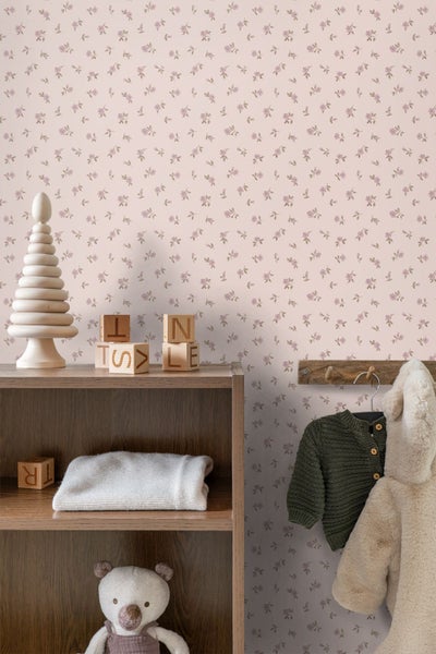 Vliestapete mit kleinem Blattmuster in einer gemütlichen Kinderecke mit Bett, Kissen, Kuscheltieren und Vorhängen.