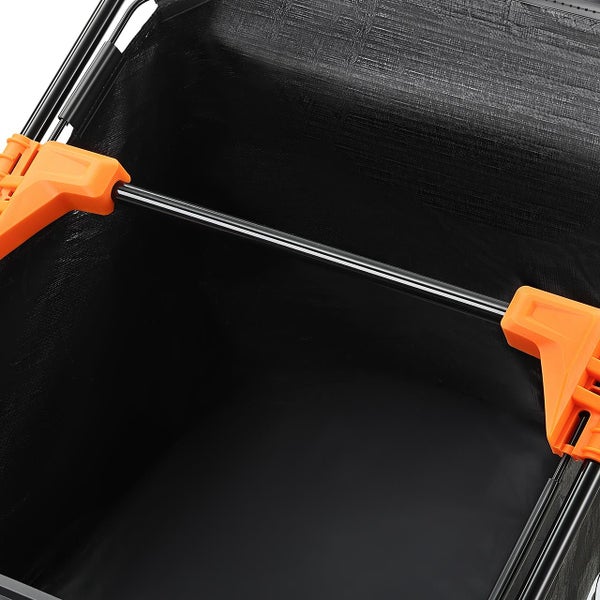 Innenansicht eines schwarzen Gartenabfallsacks mit Metallrahmen und orangen Eckverstärkungen aus Kunststoff.