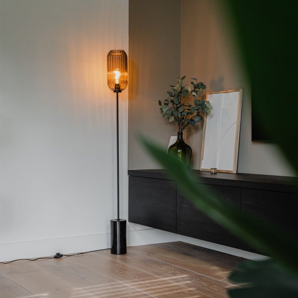 Stehleuchte mit Glaslampenschirm im Wohnzimmer
